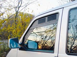 VW T4 no 1990-2003, priekšējo logu ventilācijas komplekts 2gb., ar moskītu sietiem