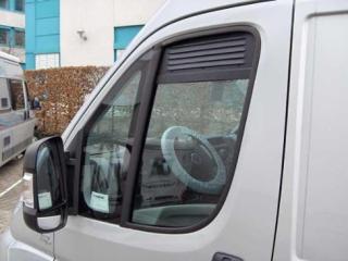 Fiat Ducato no 2002-2006, priekšējo logu ventilācijas komplekts ar moskītu sietiem.