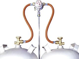 Automātisks reduktors diviem baloniem komplektā ar šļūtenēm, 30mbar, 1,5kg/h, 10mm izeja
