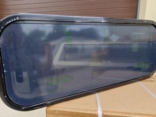 Atverams akrila logs 700x510mm, ieliekts, komplektā ar moskītu sietu un tumsa rollo, speciāli priekš busiem